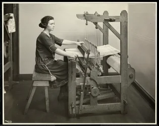 Sokea nainen työskentelee kutomakoneessa New York Association for the Blindissa, 111 East 59th Street, New York, 1926 (hopeagelatiiniprintti)
